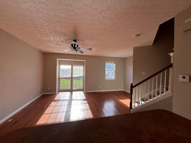 Foto del edificio - 2 Bedroom/ 2.5 Bath Townhome with 1 Car Garage, Laminate Floors, Minutes to Bellevue and Nashvill...
