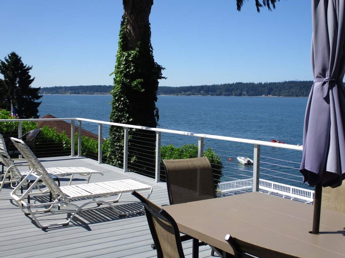 Primary Photo - Charming Partially Furnished Waterfront Ho...