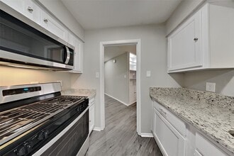 Building Photo - 26 Pinewood Forest Ct