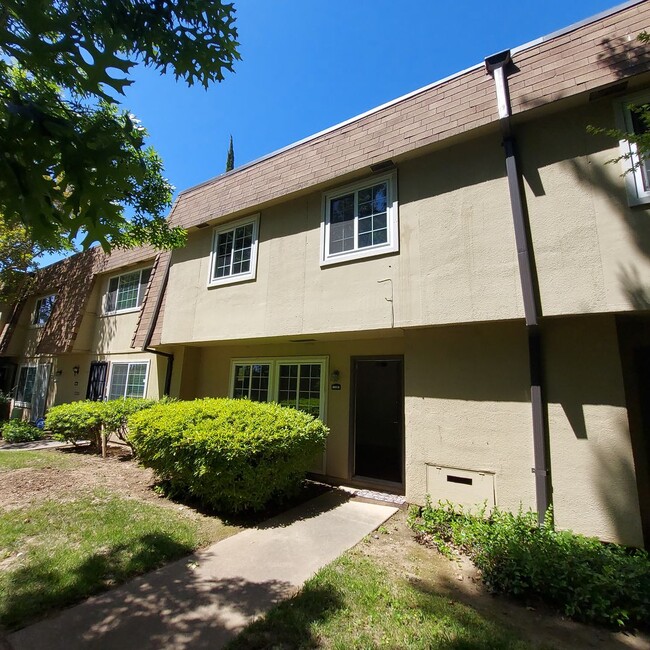 Building Photo - Nice 3 bedroom condo near CSUS.  Available for move in this month.