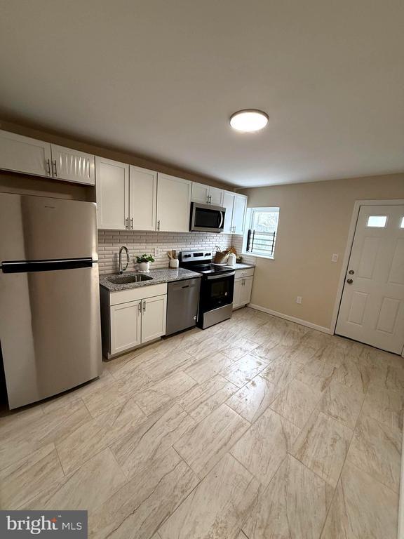 Building Photo - 1028 E North Ave