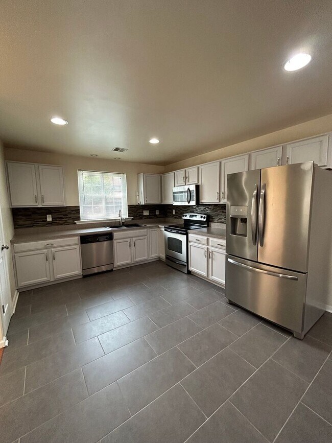 Foto del edificio - Space, Style - Move-In Ready 4-Bedroom End Unit with Finished Basement & Garage