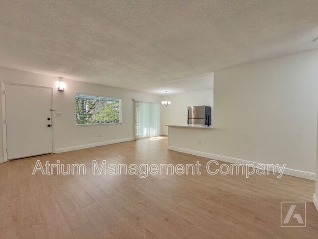 Building Photo - 615 Lakeview St