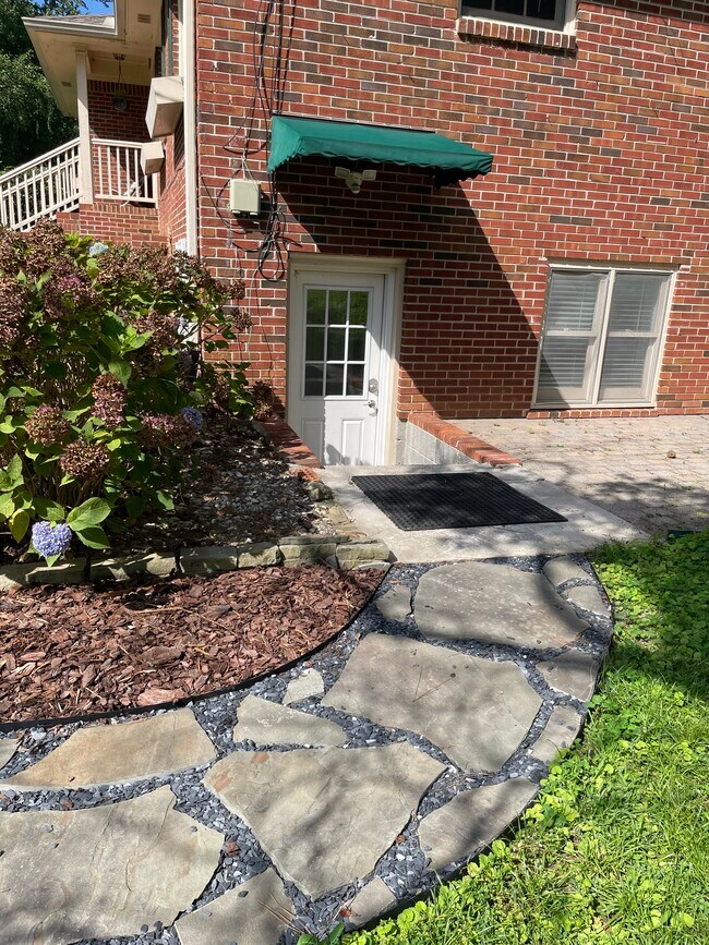 Entrada - 2059 Desmond Dr