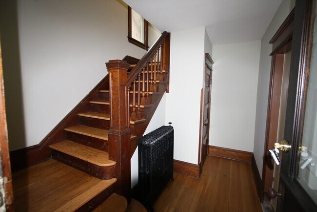 Main Entry - 1255 Ashland Ave