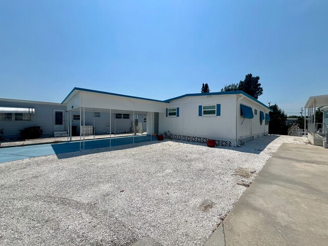 Building Photo - Furnished Annual - Canal View 2 Bedroom, 2...