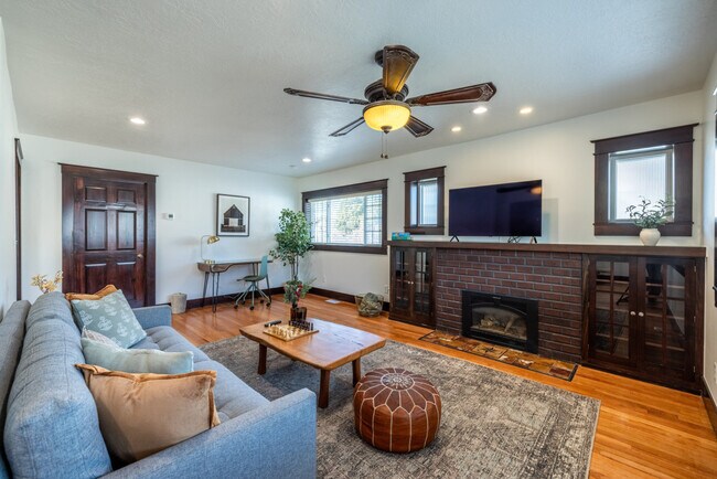 Building Photo - 3076 Melbourne St