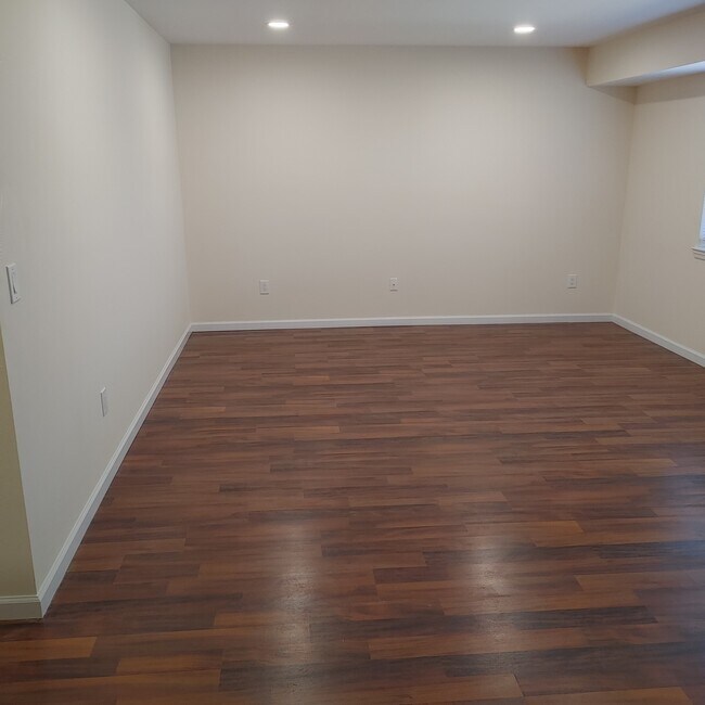 Living room - 236 Pointe Cir N