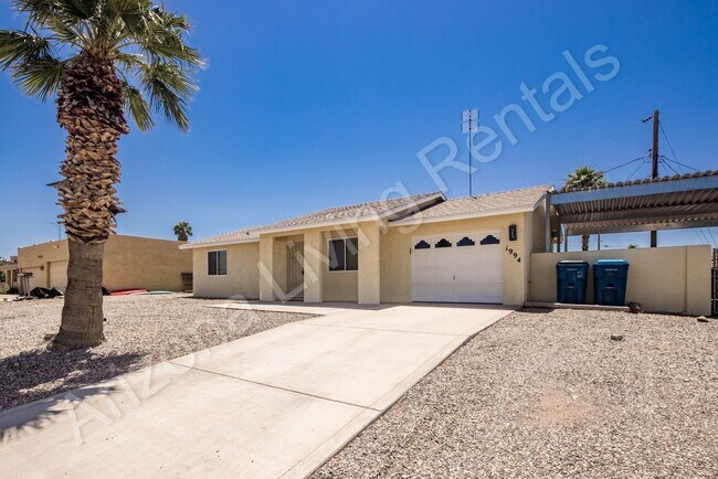 Foto del edificio - CENTRALLY LOCATED WITH LARGE YARD