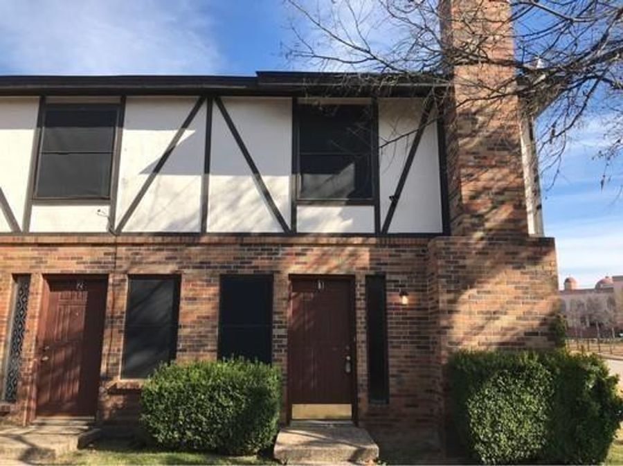 Primary Photo - Awesome Townhome in Walking Distance the t...