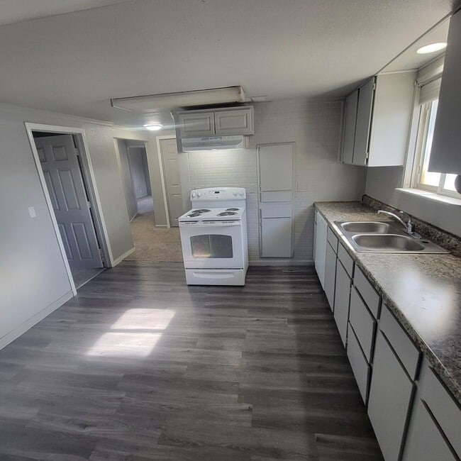 Building Photo - 3 Bedroom 1 Bath Home