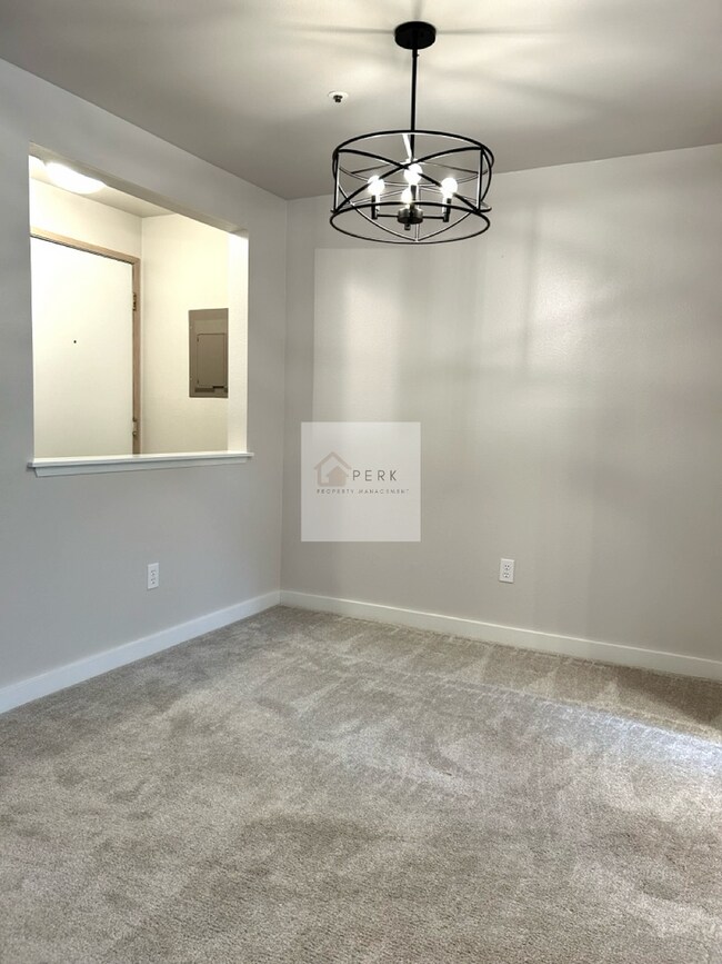 Foto del edificio - 1 Bedroom Condo in Beautiful Newcastle!