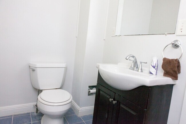Building Photo - NO BROKER FEE | Renovated 1 Bed on Beacon St | Brookline