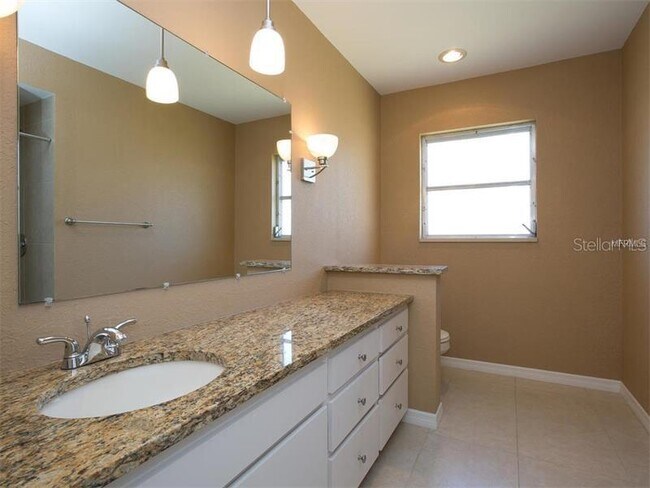 Building Photo - 602-604 4 Bays Dr