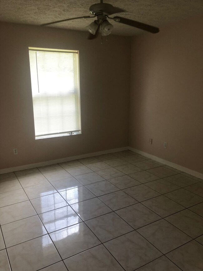 Foto del edificio - East of U.S.One 4 bedroom 3 bath