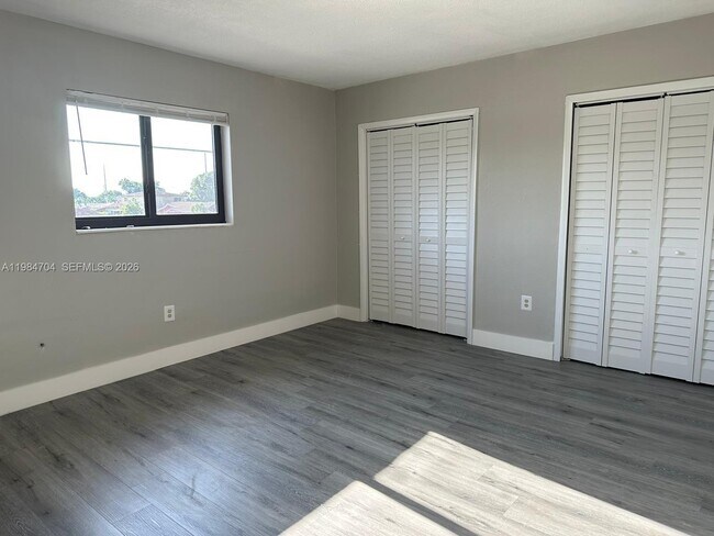 Building Photo - 805 W 30th St