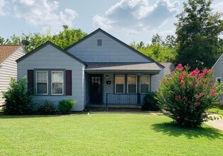 Building Photo - 1136 NW Oak Ave