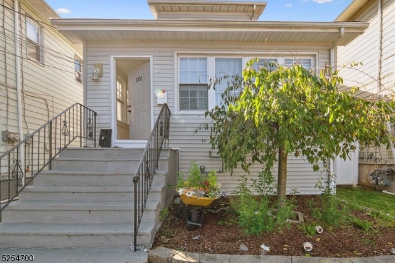 Primary Photo - 1202 Warren St