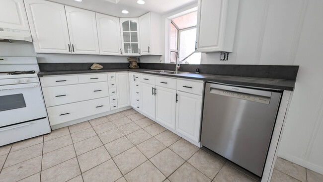 Building Photo - 72404 Cactus Dr