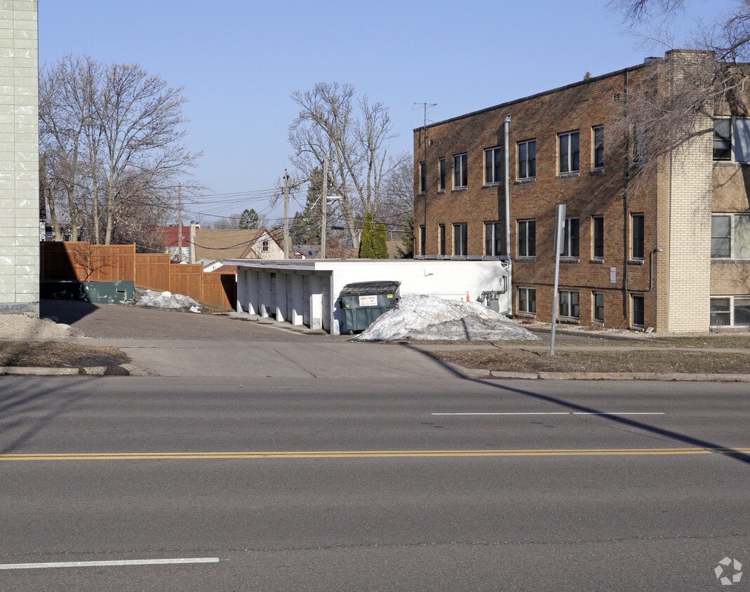 Building Photo - 1585 Highland Pky