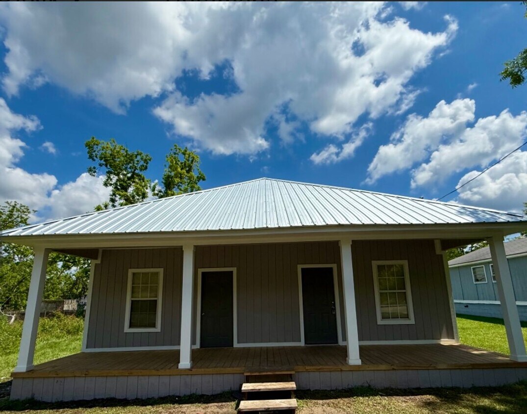 Foto principal - 2 Bed/1 Bath House