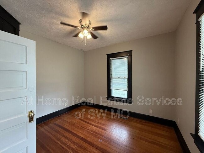 Building Photo - 820 S New Ave