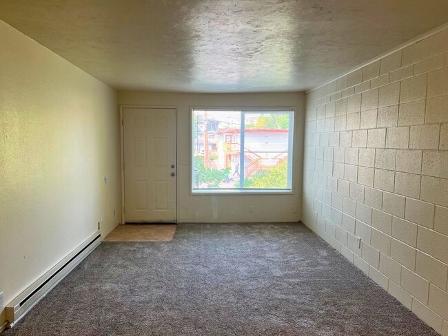 Foto del edificio - (CAM 10)  Very Nice Large 1 bed Apt - Clos...