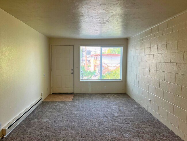 Building Photo - (CAM 10)  Very Nice Large 1 bed Apt - Clos...