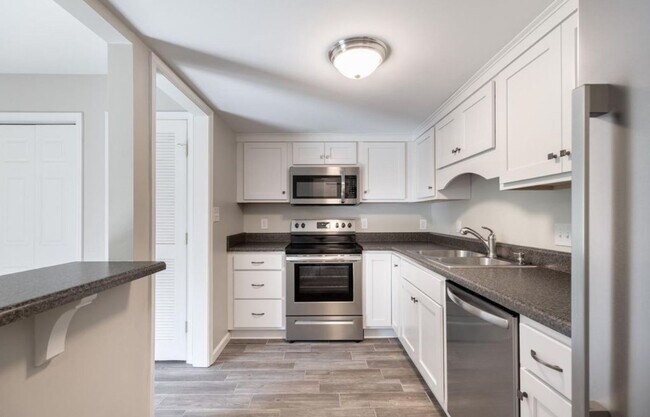 Building Photo - 3 Bedroom || 2.5 Bathroom - Townhome