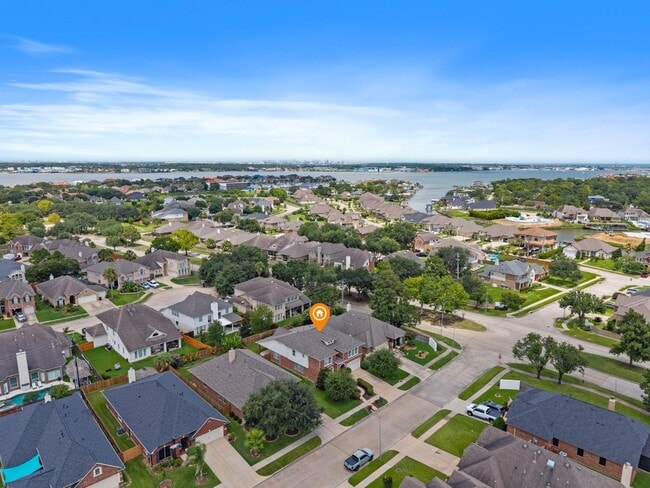 Building Photo - 2088 Silverthorn Ln