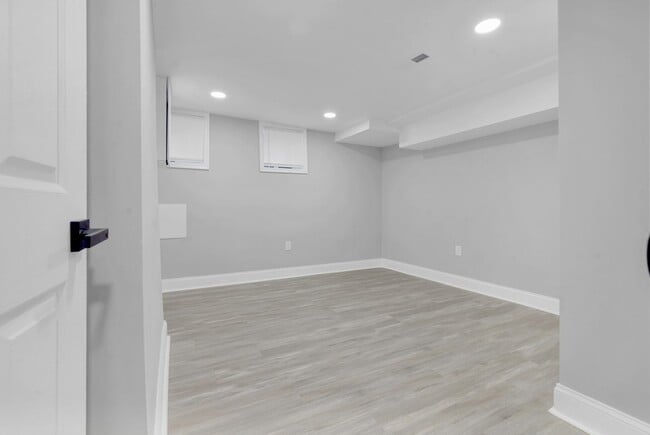 Building Photo - Stunning Fully Renovated 3-Bedroom, 3-Bath...
