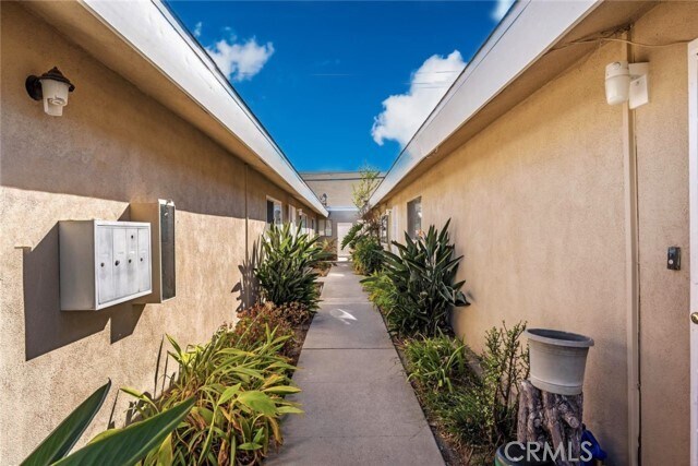 Foto del edificio - 5932 Santa Barbara Ave