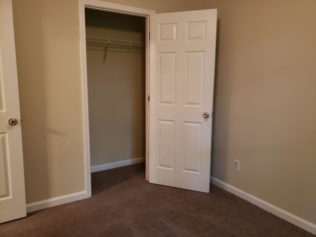 Building Photo - Cul-de-sac home ready to move in!