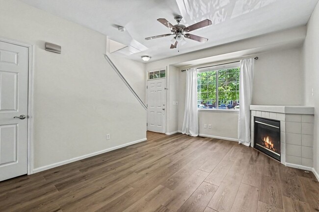 Building Photo - Bright Littleton Townhome with Vaulted Ceilings & Fireplace