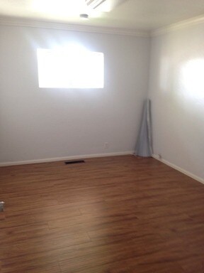 Building Photo - 309 S Maple St