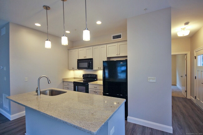 Building Photo - 103 Edgewater Cir