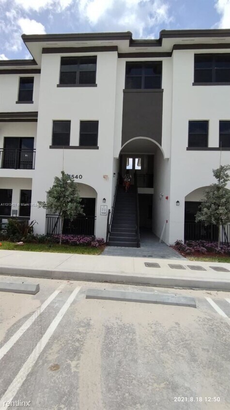 Foto principal - 2 br, 2.5 bath Condo - Century Park South ...