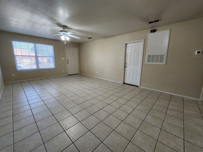 Foto del edificio - 2/2/1 Duplex / No Carpet / Easy Access to IH 35 & Hwy 46 / Fenced in Yard / Fridge Included / CISD