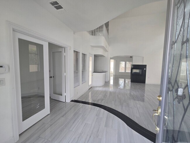 Foto del edificio - Seven Hills 2-Story Home with Grand Entran...