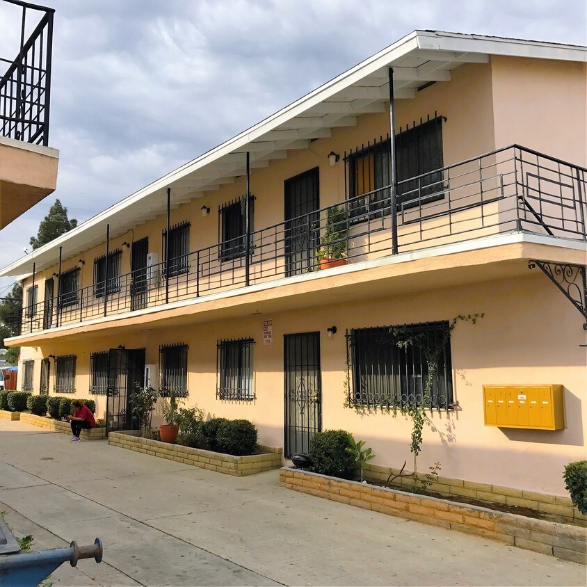 Foto del edificio - 6121 Cherry Ave