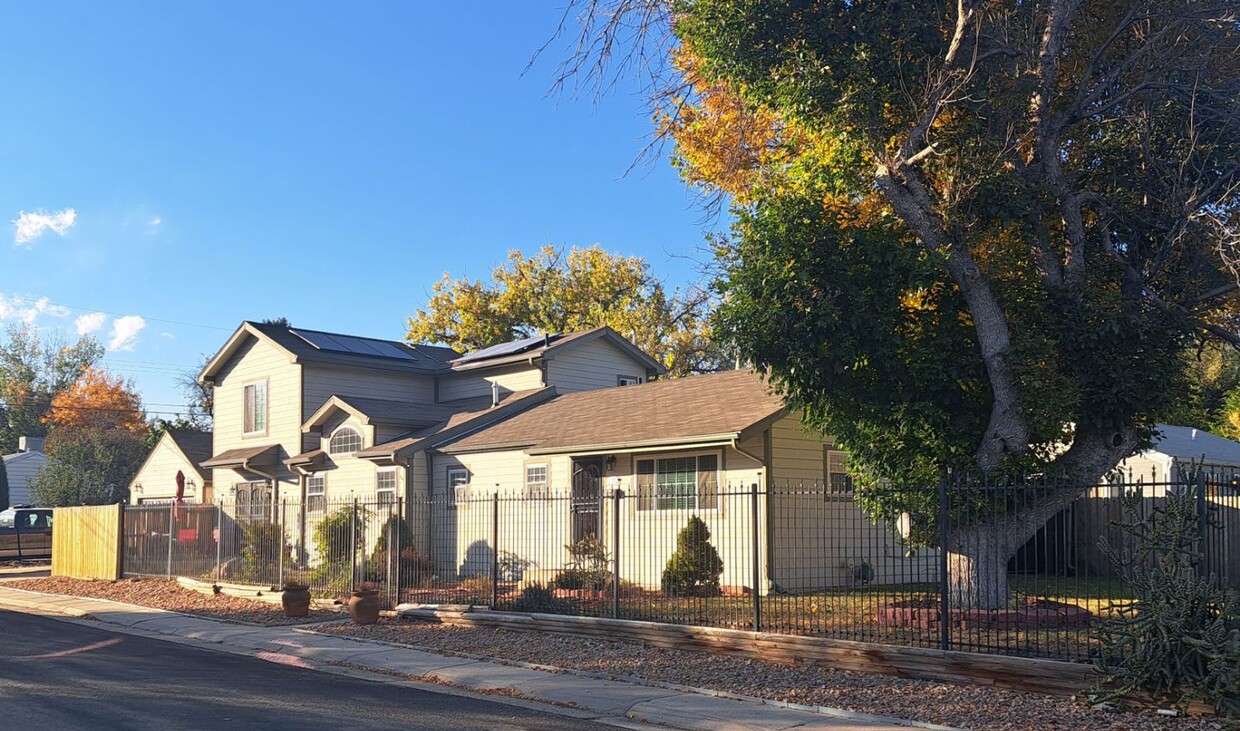 Primary Photo - Stunning remodeled 2 bedroom duplex with h...