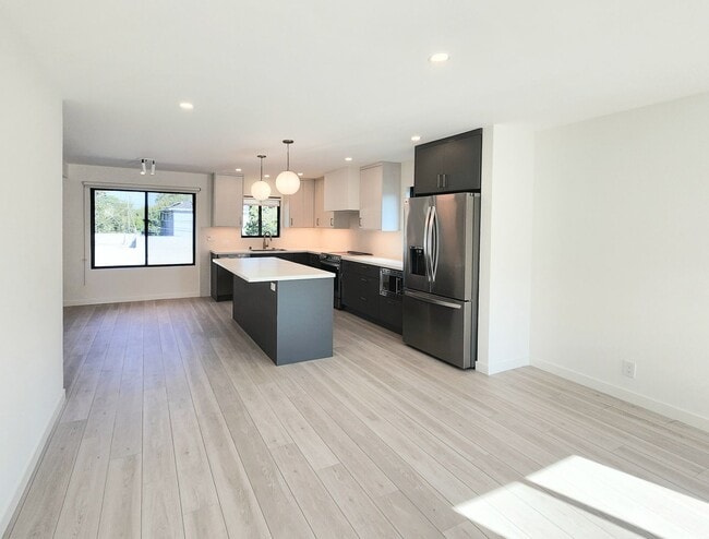 Building Photo - Meticulously renovated 2 bedroom duplex home in central San Mateo