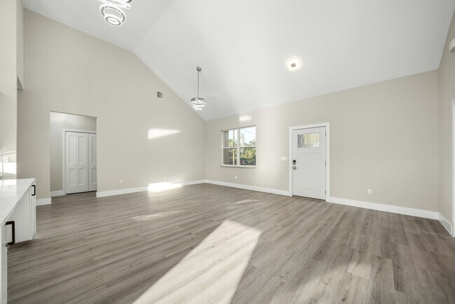 Building Photo - 3 Bedroom Home Located In The Sun N Lake Golf Community