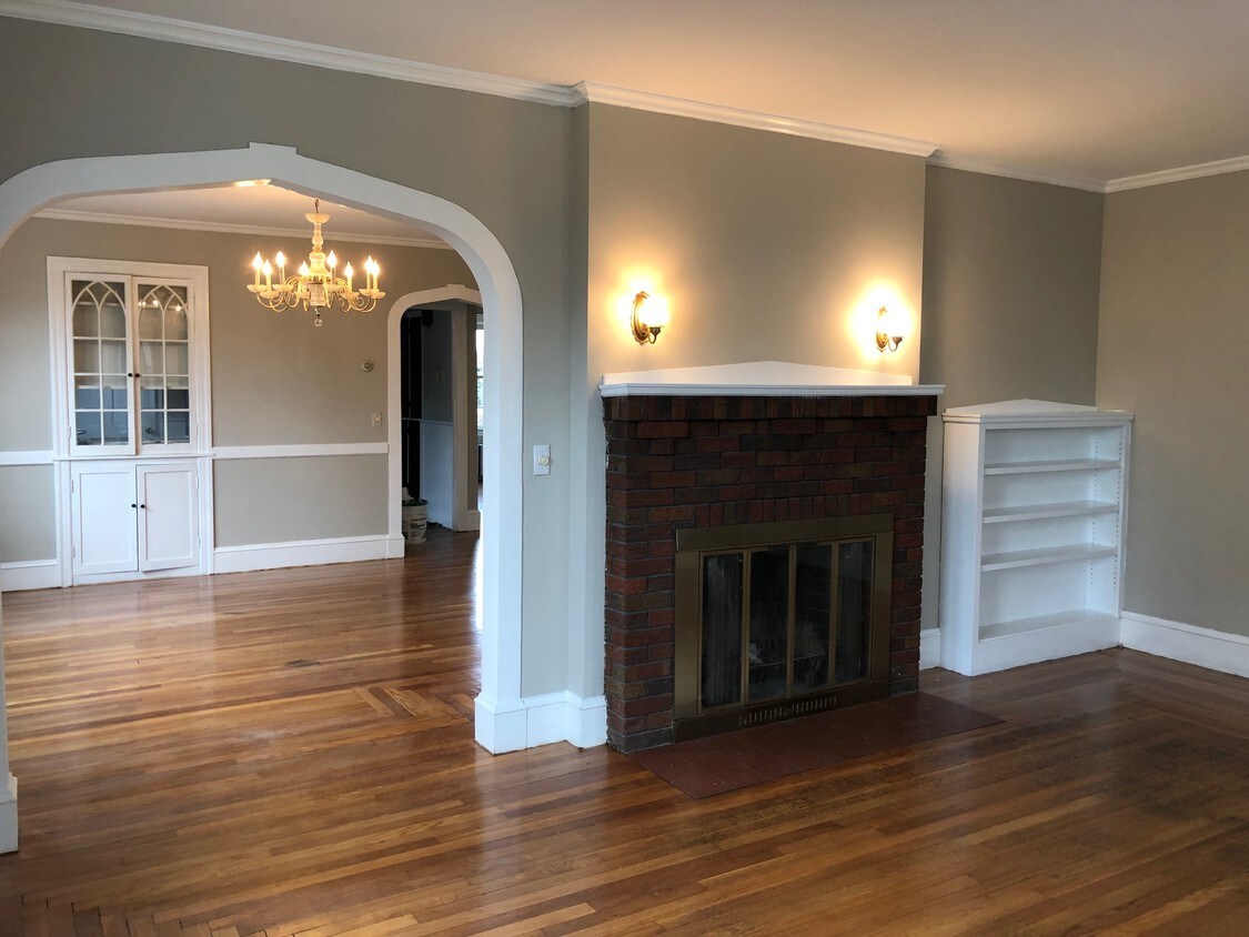 Beautiful, Spacious, Sunny Apartment for Rent in Cranston, RI