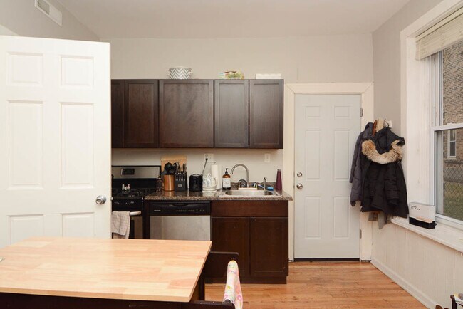 Foto del edificio - 1248 N Greenview Ave