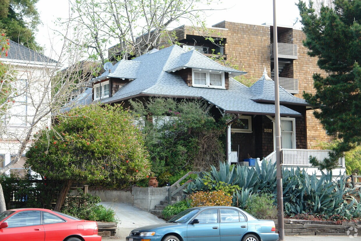 Primary Photo - 2037 Hearst Ave