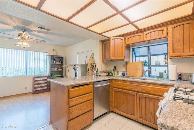 Building Photo - 4 br, 2.5 bath Duplex - 18326 Mansel Ave