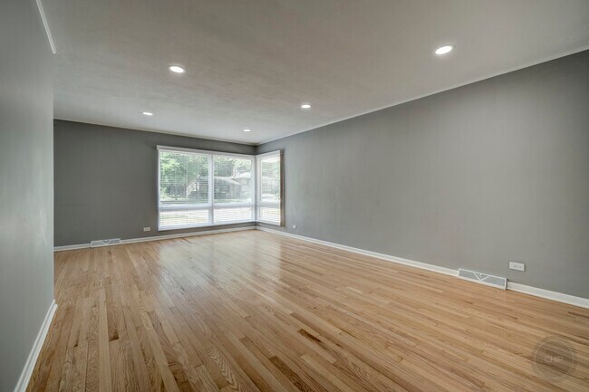 Foto del edificio - 325 Tamarack Ave