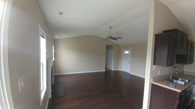 Building Photo - Spacious 3 Bedroom, 2 Bathroom Home - 292 ...