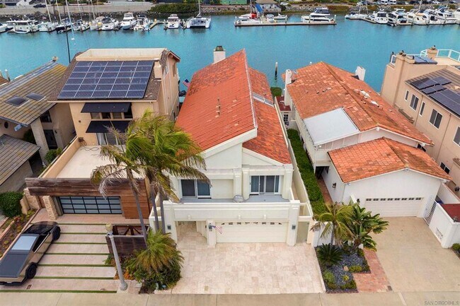 Foto del edificio - Large Custom Home on the Bay with Boat Dock